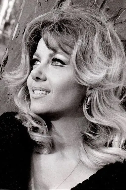 Ingrid Pitt interpretando a Hitchcock Blonde