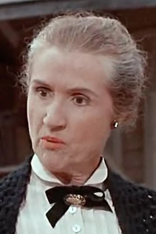 Irene Tedrow interpretando a Mrs. Fenwick