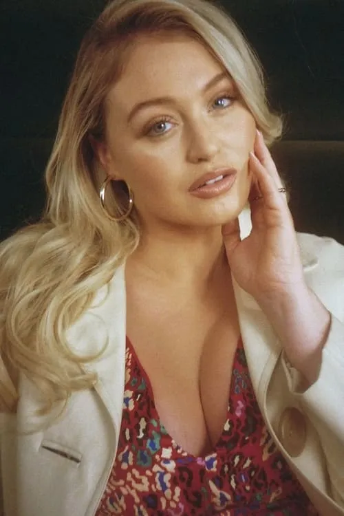 Iskra Lawrence interpretando a Herself