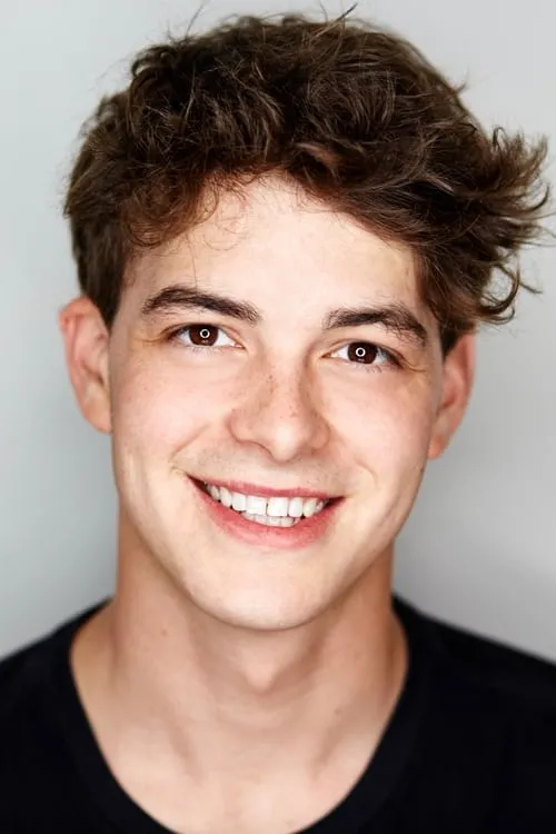 Israel Broussard interpretando a Bobby