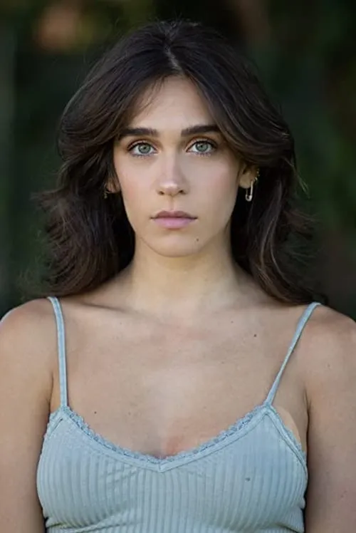 Izabel Pakzad interpretando a Becky (as Isabel Pakzad)