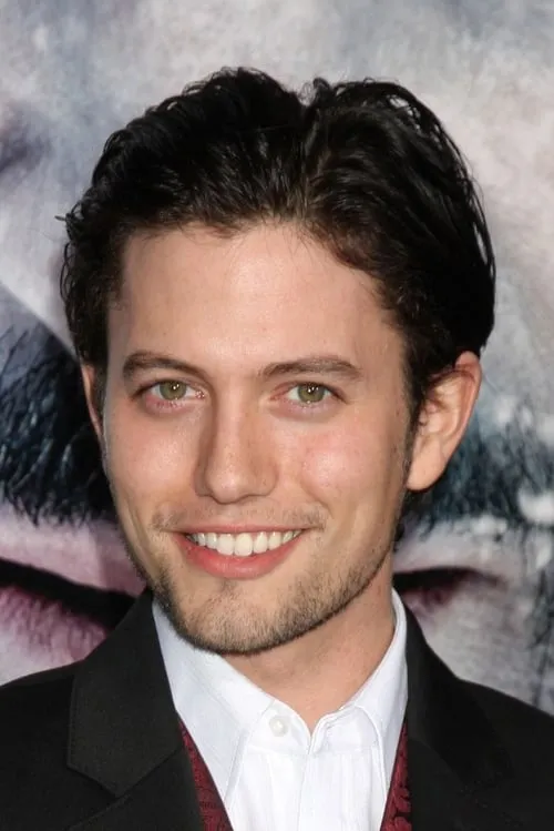 Jackson Rathbone interpretando a Adult Ethan