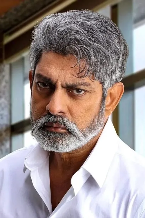 Jagapati Babu interpretando a Munuswamy