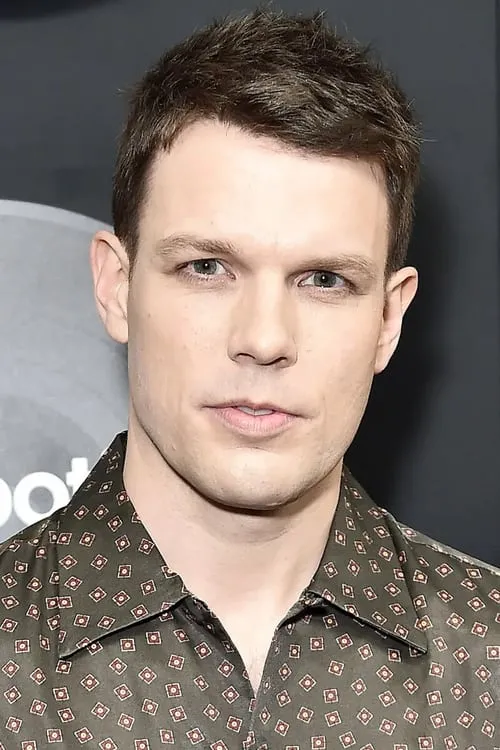 Jake Lacy interpretando a Paul Halston