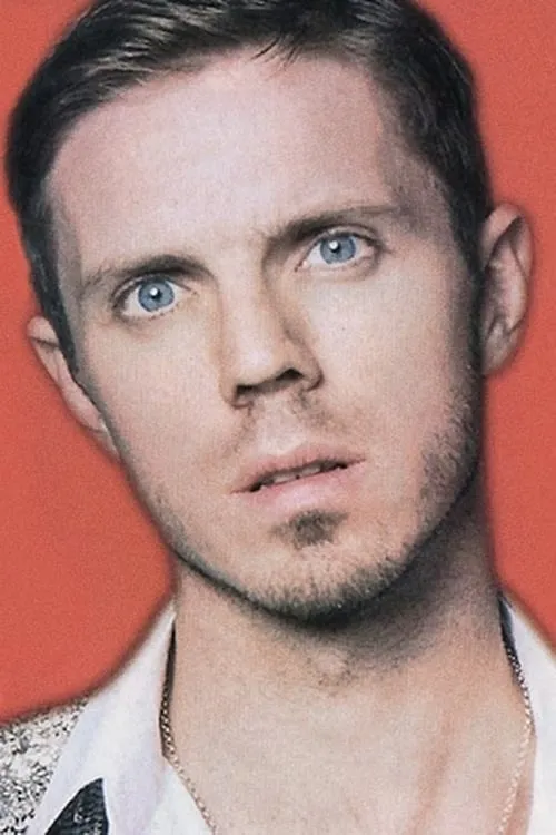 Jake Shears interpretando a Self