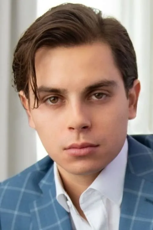 Jake T. Austin interpretando a Chris