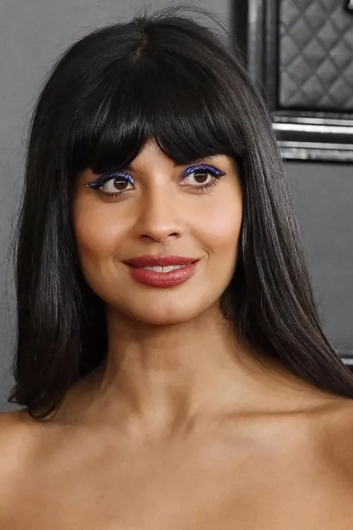 Jameela Jamil interpretando a Self