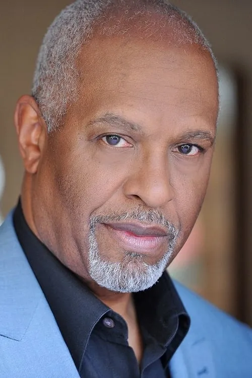 James Pickens Jr. interpretando a Principal Robbins