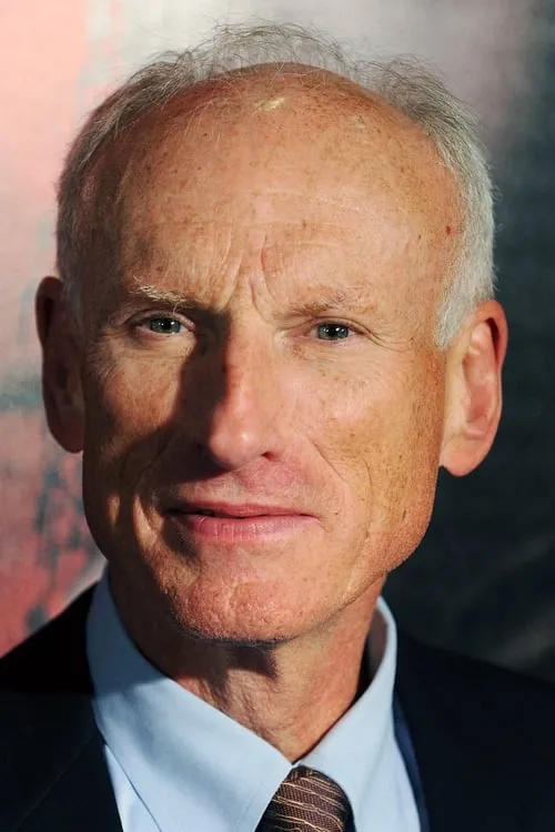 James Rebhorn interpretando a Clyde Frost