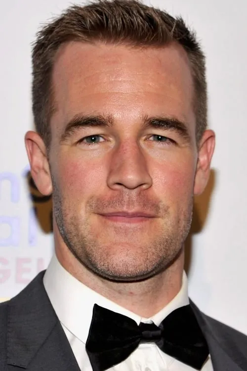 James Van Der Beek interpretando a Tom Russell