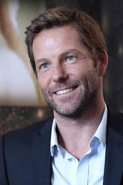 Jamie Bamber interpretando a Archie Kennedy