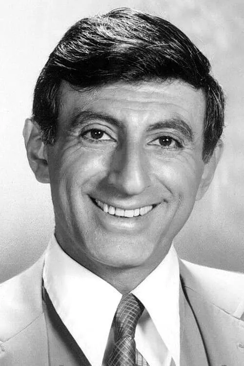 Jamie Farr interpretando a Dr. Hanley