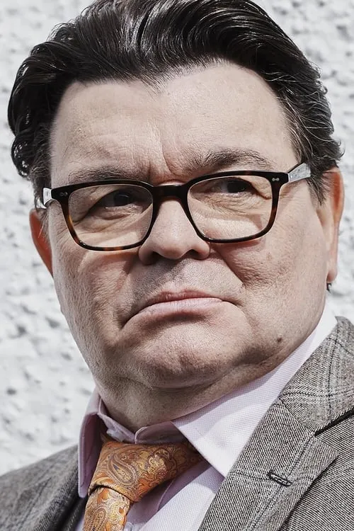 Jamie Foreman interpretando a Sidney