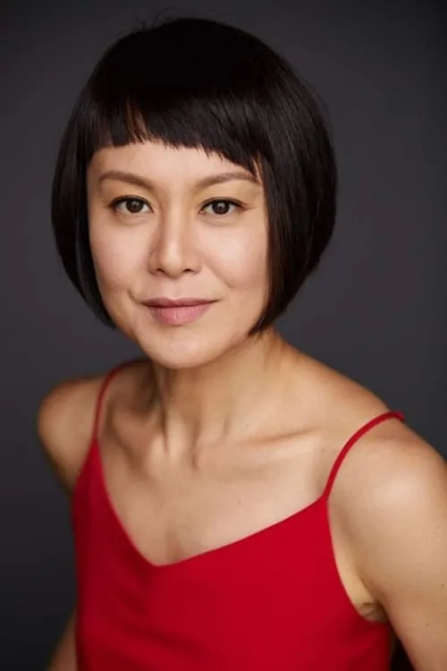 Janice Koh Yu-Mei interpretando a Mrs. Gabriella Long