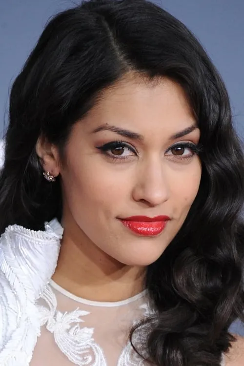 Janina Gavankar interpretando a Piya