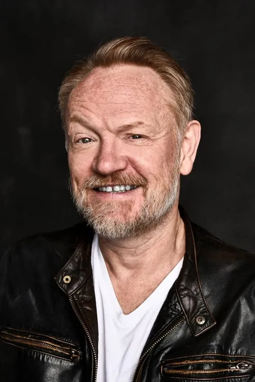 Jared Harris interpretando a Captain Mike