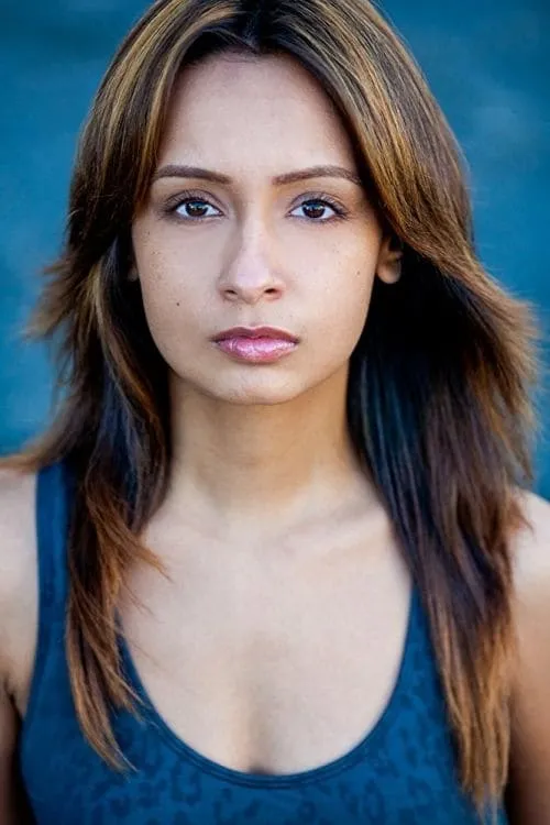 Jasmine Kaur interpretando a Lieutenant