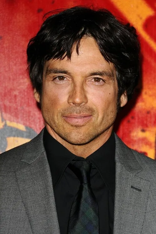 Jason Gedrick interpretando a Patrick