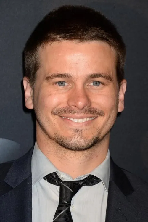 Jason Ritter interpretando a Dipper Pines (voice) (archive footage)