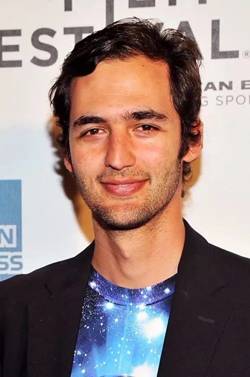 Jason Silva interpretando a Himself