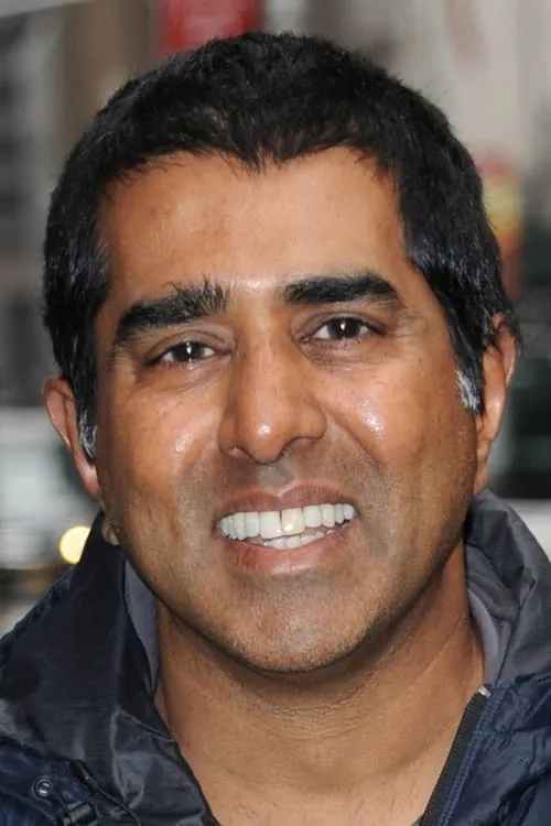 Jay Chandrasekhar interpretando a Spam King