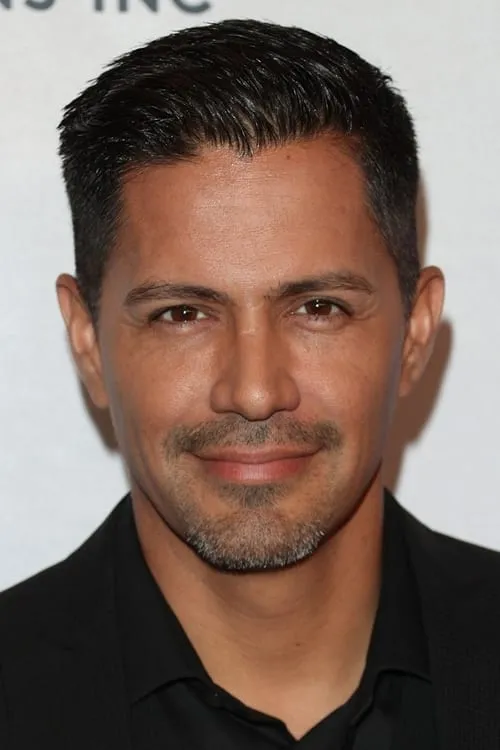 Jay Hernandez interpretando a Bobby