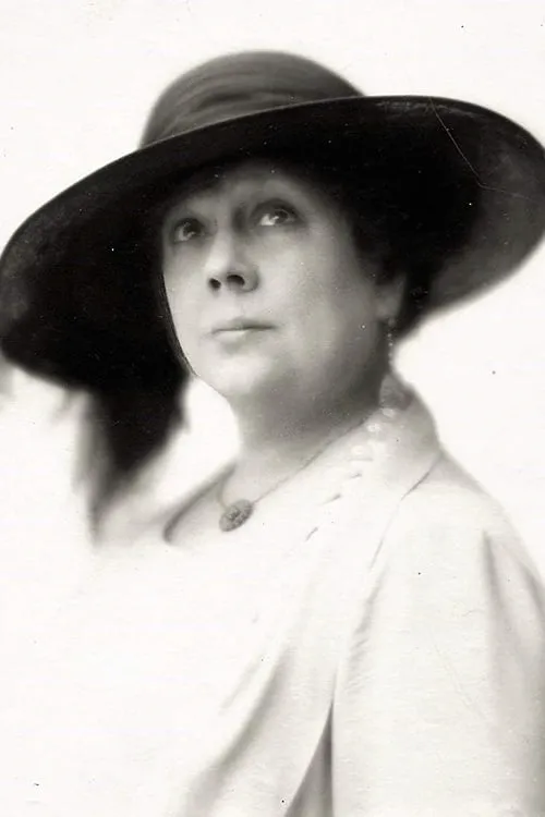 Jeanne Cheirel interpretando a Mme Grandier, la tenancière d'un bureau de tabac, mère de Miquette