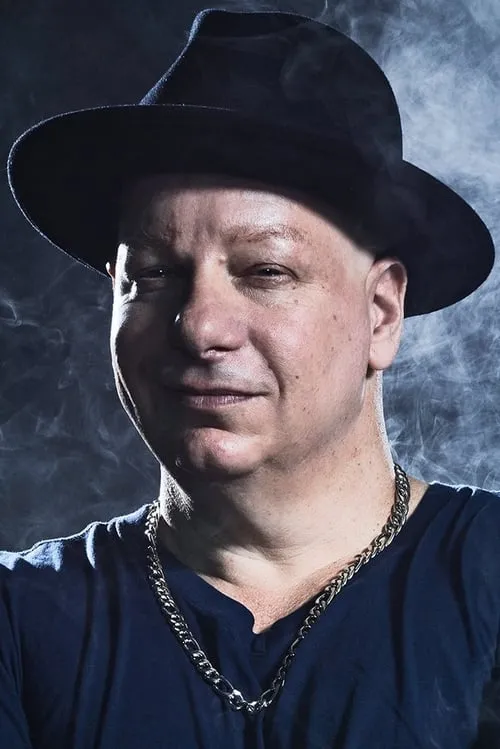 Jeff Ross interpretando a Ernie