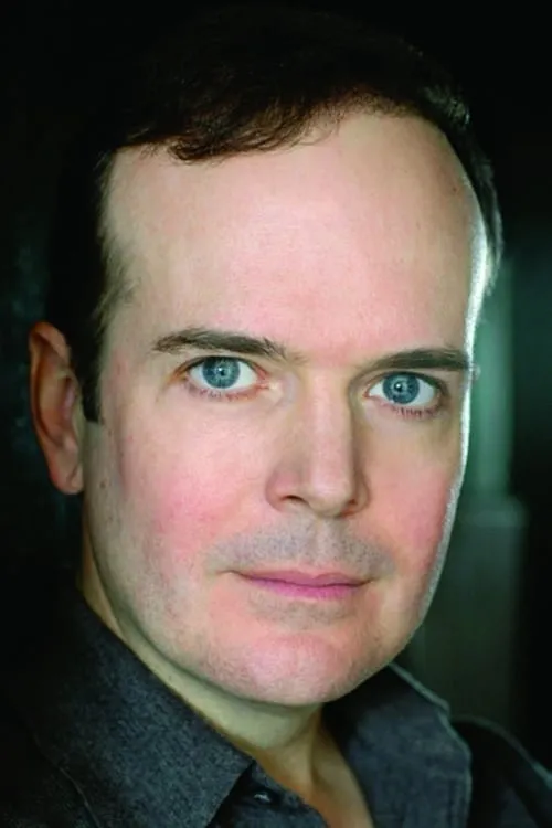 Jefferson Mays interpretando a Narrator