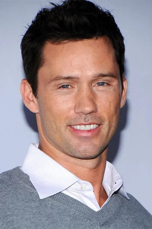 Jeffrey Donovan interpretando a Clay Driscoll