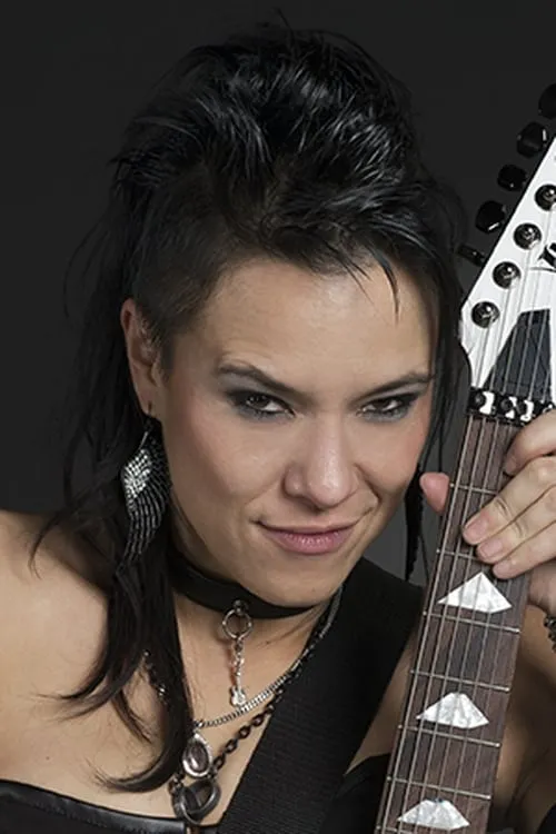 Jen Majura interpretando a Singer