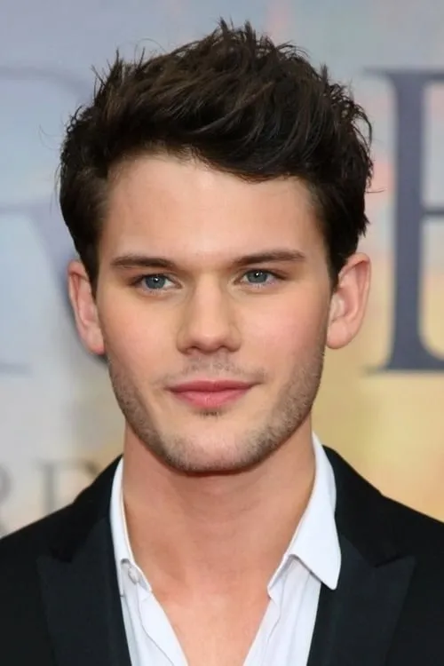 Jeremy Irvine interpretando a Abner (Adult)