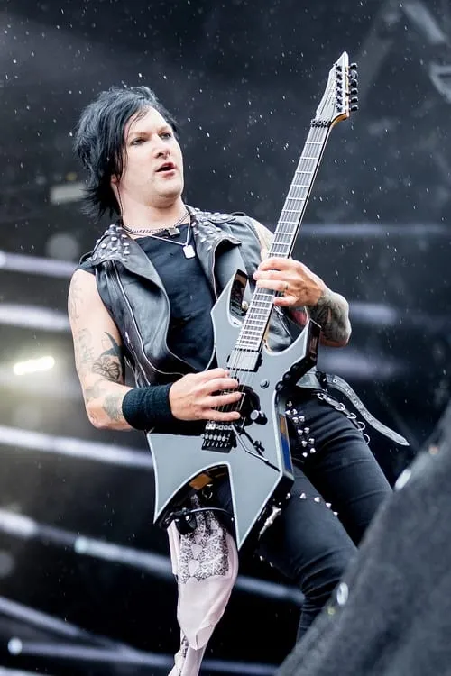 Jeremy 'Jinxx' Ferguson interpretando a Self - Guitar, Backing Vocals, Violin