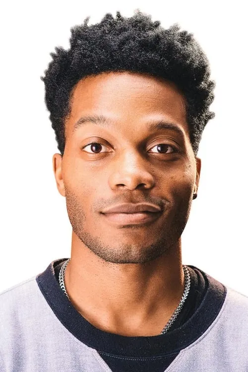 Jermaine Fowler interpretando a James