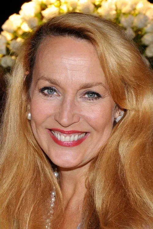 Jerry Hall interpretando a Lady Miriam Foxley