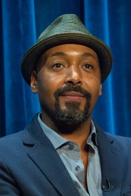 Jesse L. Martin interpretando a Michael