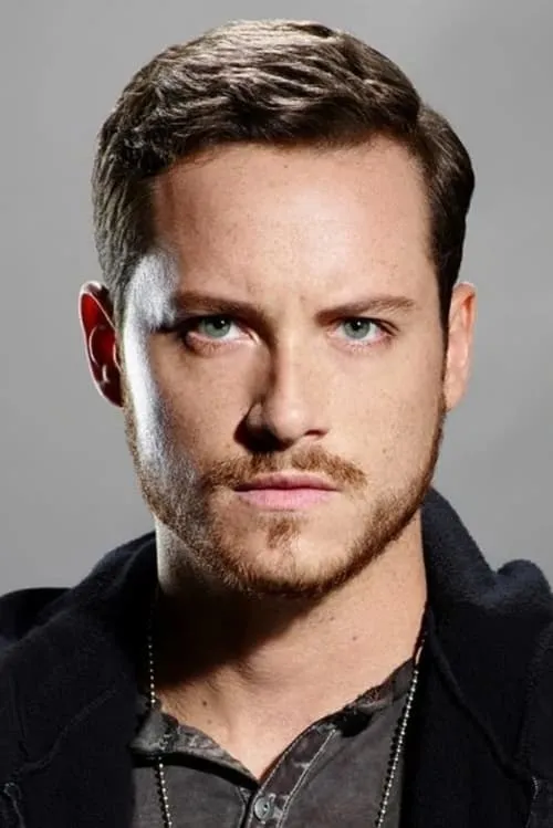 Jesse Lee Soffer interpretando a Boy