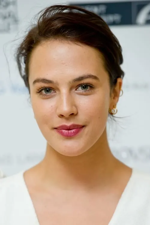 Jessica Brown Findlay interpretando a Miss Shaw