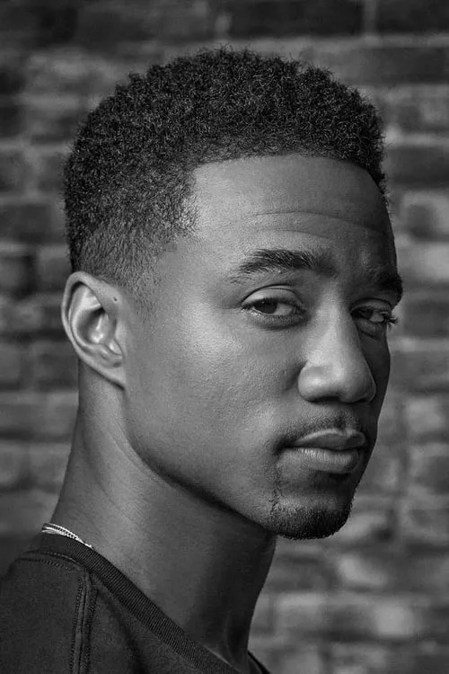 Jessie T. Usher interpretando a 