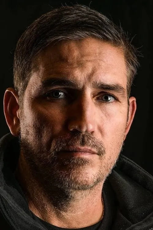 Jim Caviezel interpretando a Willard Hobbes