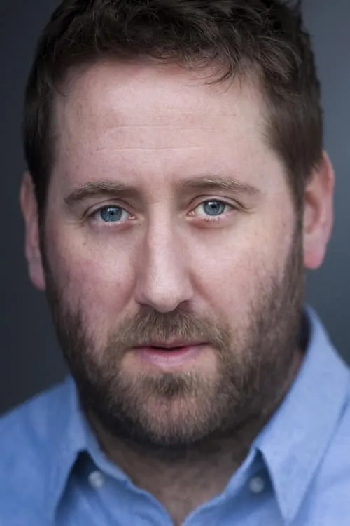 Jim Howick interpretando a man