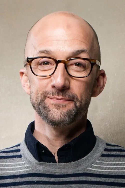 Jim Rash interpretando a Larry