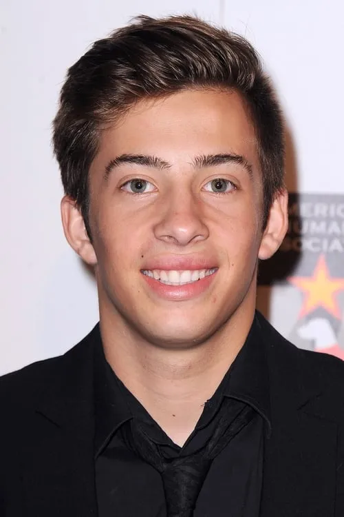 Jimmy Bennett interpretando a Dustin