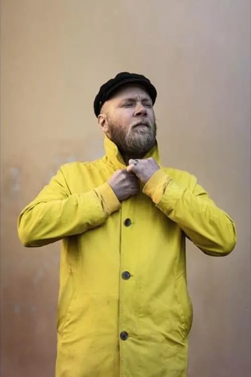 Jimmy Olsson interpretando a Håkan