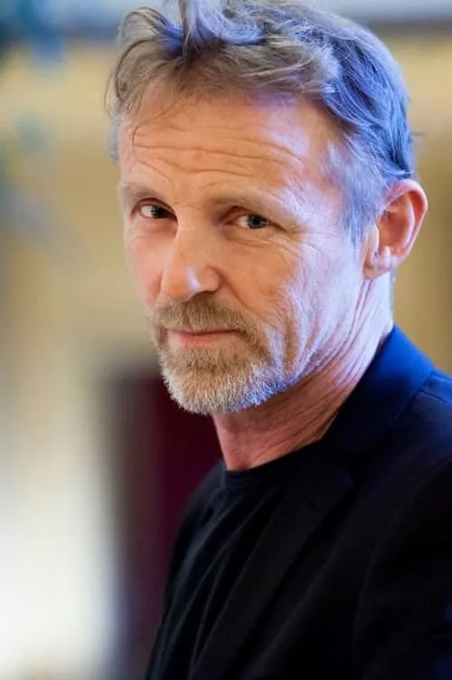 Jo Nesbø interpretando a Self