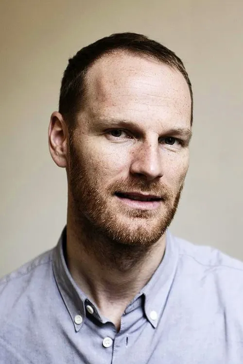 Joachim Trier interpretando a Self