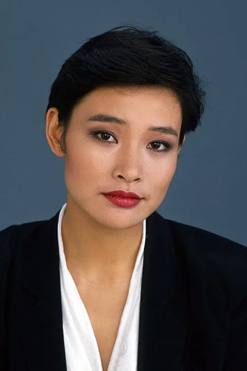 Joan Chen interpretando a Nicole Loa