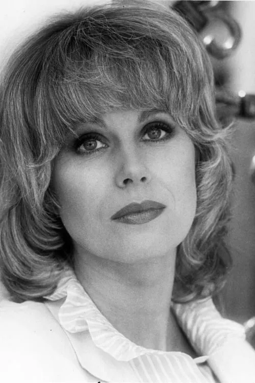 Joanna Lumley interpretando a Self - Host