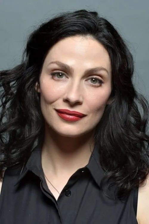 Joanne Kelly interpretando a Stephanie Dresser