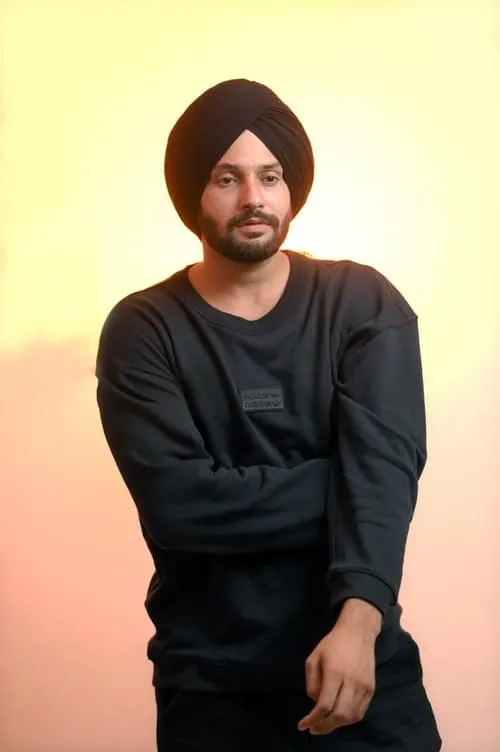 Jobanpreet Singh interpretando a Jasveer